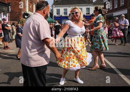 Faversham, Kent, Großbritannien. September 2024. Die Chartham Hatch Lindy Hop Tänzer unterhalten die Massen mit mehreren Aufführungen. Das bekannte jährliche Faversham Hop Festival zieht Tausende von Besuchern an, die das Beste aus Hopfen, Ernte und Musik in der wunderschönen Sonne von Kent feiern. Quelle: Imageplotter/Alamy Live News Stockfoto