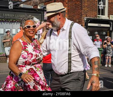 Faversham, Kent, Großbritannien. September 2024. Die Chartham Hatch Lindy Hop Tänzer unterhalten die Massen mit mehreren Aufführungen. Das bekannte jährliche Faversham Hop Festival zieht Tausende von Besuchern an, die das Beste aus Hopfen, Ernte und Musik in der wunderschönen Sonne von Kent feiern. Quelle: Imageplotter/Alamy Live News Stockfoto