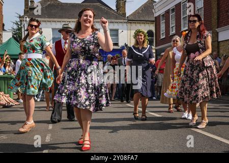 Faversham, Kent, Großbritannien. September 2024. Die Chartham Hatch Lindy Hop Tänzer unterhalten die Massen mit mehreren Aufführungen. Das bekannte jährliche Faversham Hop Festival zieht Tausende von Besuchern an, die das Beste aus Hopfen, Ernte und Musik in der wunderschönen Sonne von Kent feiern. Quelle: Imageplotter/Alamy Live News Stockfoto