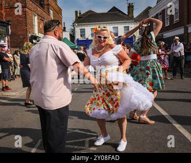 Faversham, Kent, Großbritannien. September 2024. Die Chartham Hatch Lindy Hop Tänzer unterhalten die Massen mit mehreren Aufführungen. Das bekannte jährliche Faversham Hop Festival zieht Tausende von Besuchern an, die das Beste aus Hopfen, Ernte und Musik in der wunderschönen Sonne von Kent feiern. Quelle: Imageplotter/Alamy Live News Stockfoto