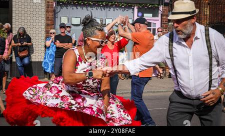 Faversham, Kent, Großbritannien. September 2024. Die Chartham Hatch Lindy Hop Tänzer unterhalten die Massen mit mehreren Aufführungen. Das bekannte jährliche Faversham Hop Festival zieht Tausende von Besuchern an, die das Beste aus Hopfen, Ernte und Musik in der wunderschönen Sonne von Kent feiern. Quelle: Imageplotter/Alamy Live News Stockfoto