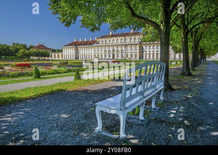 Gartenparterre mit Blumenbeeten vor dem Neuen Schloss in der Schlossanlage Schleissheim, Oberschleissheim bei München, Oberbayern, Bayern, G Stockfoto