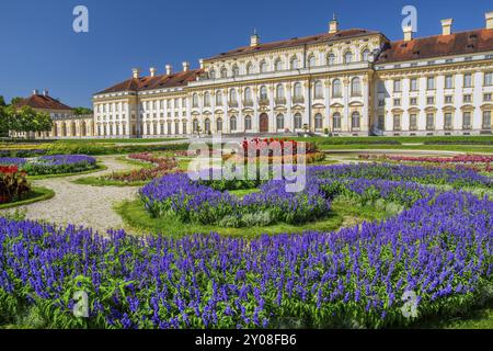 Gartenparterre mit Blumenbeeten vor dem Neuen Schloss in der Schlossanlage Schleissheim, Oberschleissheim bei München, Oberbayern, Bayern, G Stockfoto