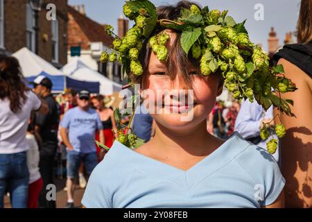 Faversham, Kent, Großbritannien. September 2024. Phia trägt einen Kranz aus Hopfen. Das bekannte jährliche Faversham Hop Festival zieht Tausende von Besuchern an, die das Beste aus Hopfen, Ernte und Musik in der wunderschönen Sonne von Kent feiern. Quelle: Imageplotter/Alamy Live News Stockfoto