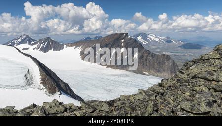 Blick über den Suottasj-Gletscher nach NIAC, Suottasjtjahkka und AKKA-Massiv, Sarek-Nationalpark, Weltkulturerbe Laponien, Norrbotten, Lappland, Schweden, Stockfoto