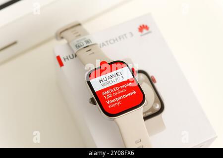 Tyumen, Russland, 20. Juni 2024: Huawei Watch Fit 3 mit rotem Bildschirm, der den Text AMOLED anzeigt Stockfoto