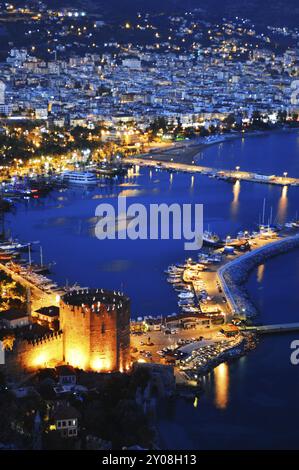 Blick auf Alanya Hafen von Alanya Halbinsel. Türkische Riviera bei Nacht Stockfoto