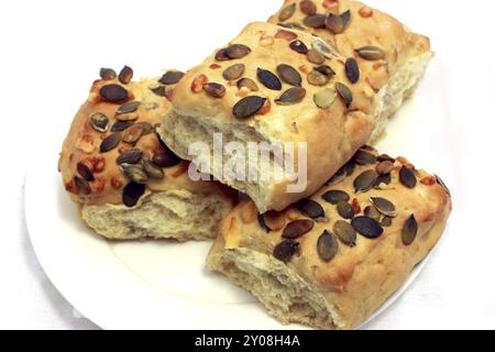 Kleines Brot mit Kürbiskernen nah isoliert Stockfoto