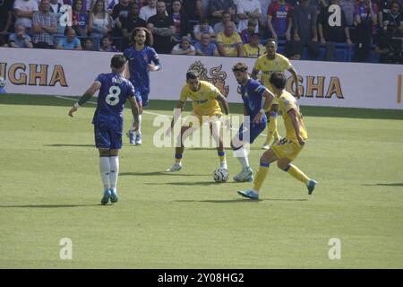 Chelsea vs Crystal Palace, Premier League, Stamford Bridge, Fulham, London, UK. September 2024. Pedro Neto (am Ball) baut im dritten Spiel der Premier League 2024/25 in Stamford Bridge einen Chelsea-Angriff mit Kapitän Enzo Fernandez auf; Chelsea Football Club gegen Crystal Palace Football Club. Kredit: Motofoto/Alamy Live News Kredit: Motofoto/Alamy Live News Stockfoto