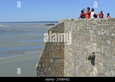 Von der Terrasse aus können Sie das Wattenmeer rund um den Mont-Saint-Michel betrachten Stockfoto