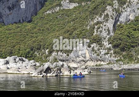 Flusslandschaft mit Kanus, Wald, Klippen Stockfoto