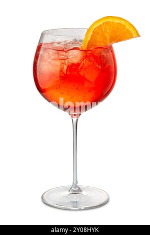 Alkoholischer Aperol Spritz Cocktail im Becherglas mit Orangenscheibe isoliert auf weiß mit Beschneidungspfad im Preis inbegriffen Stockfoto