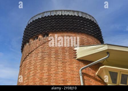 Amsterdam, Niederlande. Juni 2022. Details und Fassaden der charakteristischen Backsteinkonstruktion des Wohngebäudes in Amsterdam Schule Stil architec Stockfoto