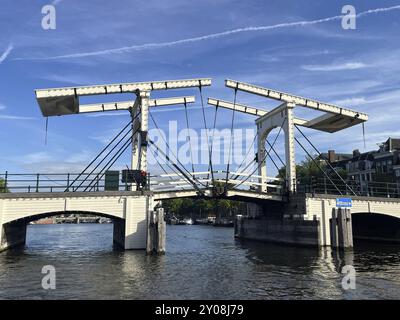 Amsterdam, Niederlande. August 2023. Die dünne Brücke in Amsterdam Stockfoto