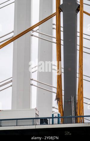 Abbruch der alten A40 Rheinbrücke Neuenkamp, daneben der erste Teil der neuen Autobahnbrücke über den Rhein bei Duisburg, abgetrennte Tragseile, nach dem Rückbau entsteht hier der 2 Teil der neuen Brücke, Duisburg, NRW, Deutschland, Abbruch Brücke Neuenkamp *** Abbruch der alten A40 Rheinbrücke Neuenkamp, daneben wird der erste Teil der neuen Rheinautobrücke bei Duisburg, abgetrennte Hängeleitungen, nach dem Abbau des zweiten Teils der neuen Brücke hier, Duisburg, NRW, Deutschland, Abbruchbrücke Neuenkamp, errichtet Stockfoto