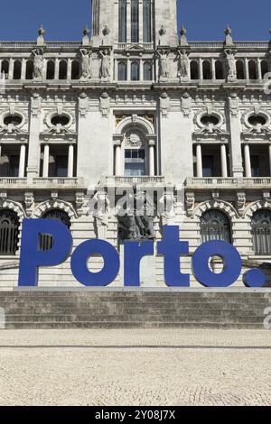 Sehenswürdigkeiten Letras do Porto, blaue Schrift mit den Buchstaben Porto und Statue Almeida Garrett Denkmal vor der Gabinete do Municipe in Stockfoto