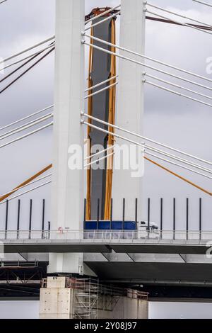 Abbruch der alten A40 Rheinbrücke Neuenkamp, daneben der erste Teil der neuen Autobahnbrücke über den Rhein bei Duisburg, abgetrennte Tragseile, nach dem Rückbau entsteht hier der 2 Teil der neuen Brücke, Duisburg, NRW, Deutschland, Abbruch Brücke Neuenkamp *** Abbruch der alten A40 Rheinbrücke Neuenkamp, daneben wird der erste Teil der neuen Rheinautobrücke bei Duisburg, abgetrennte Hängeleitungen, nach dem Abbau des zweiten Teils der neuen Brücke hier, Duisburg, NRW, Deutschland, Abbruchbrücke Neuenkamp, errichtet Stockfoto