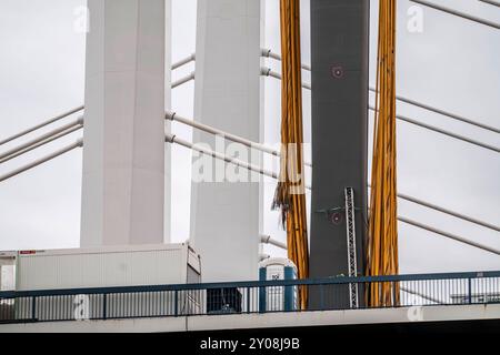 Abbruch der alten A40 Rheinbrücke Neuenkamp, daneben der erste Teil der neuen Autobahnbrücke über den Rhein bei Duisburg, abgetrennte Tragseile, nach dem Rückbau entsteht hier der 2 Teil der neuen Brücke, Duisburg, NRW, Deutschland, Abbruch Brücke Neuenkamp *** Abbruch der alten A40 Rheinbrücke Neuenkamp, daneben wird der erste Teil der neuen Rheinautobrücke bei Duisburg, abgetrennte Hängeleitungen, nach dem Abbau des zweiten Teils der neuen Brücke hier, Duisburg, NRW, Deutschland, Abbruchbrücke Neuenkamp, errichtet Stockfoto