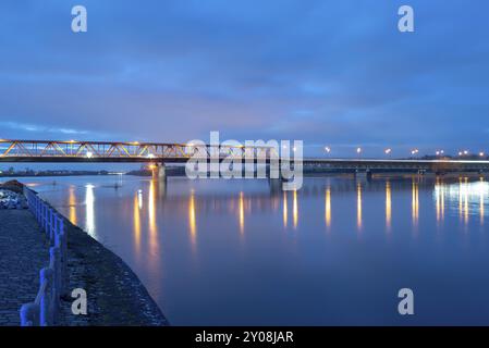 Elbbrücke zur blauen Stunde, Lichtreflexion, Elbe, Schönbeck, Sachsen-Anhalt, Deutschland, Europa Stockfoto