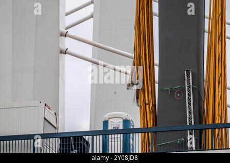 Abbruch der alten A40 Rheinbrücke Neuenkamp, daneben der erste Teil der neuen Autobahnbrücke über den Rhein bei Duisburg, abgetrennte Tragseile, nach dem Rückbau entsteht hier der 2 Teil der neuen Brücke, Duisburg, NRW, Deutschland, Abbruch Brücke Neuenkamp *** Abbruch der alten A40 Rheinbrücke Neuenkamp, daneben wird der erste Teil der neuen Rheinautobrücke bei Duisburg, abgetrennte Hängeleitungen, nach dem Abbau des zweiten Teils der neuen Brücke hier, Duisburg, NRW, Deutschland, Abbruchbrücke Neuenkamp, errichtet Stockfoto