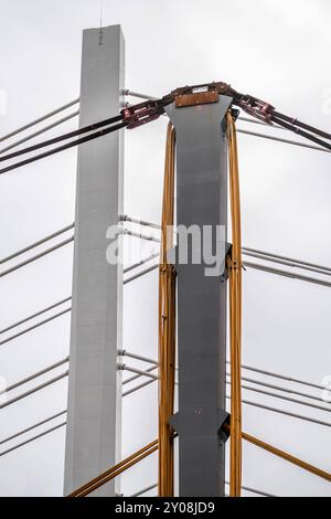 Abbruch der alten A40 Rheinbrücke Neuenkamp, daneben der erste Teil der neuen Autobahnbrücke über den Rhein bei Duisburg, abgetrennte Tragseile, nach dem Rückbau entsteht hier der 2 Teil der neuen Brücke, Duisburg, NRW, Deutschland, Abbruch Brücke Neuenkamp *** Abbruch der alten A40 Rheinbrücke Neuenkamp, daneben wird der erste Teil der neuen Rheinautobrücke bei Duisburg, abgetrennte Hängeleitungen, nach dem Abbau des zweiten Teils der neuen Brücke hier, Duisburg, NRW, Deutschland, Abbruchbrücke Neuenkamp, errichtet Stockfoto