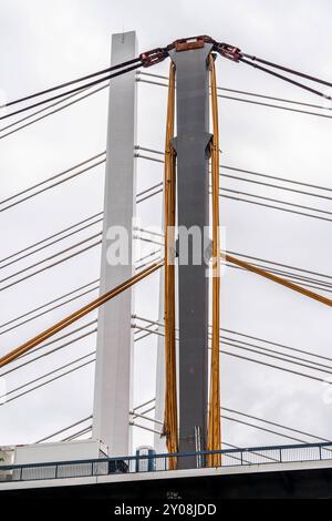 Abbruch der alten A40 Rheinbrücke Neuenkamp, daneben der erste Teil der neuen Autobahnbrücke über den Rhein bei Duisburg, abgetrennte Tragseile, nach dem Rückbau entsteht hier der 2 Teil der neuen Brücke, Duisburg, NRW, Deutschland, Abbruch Brücke Neuenkamp *** Abbruch der alten A40 Rheinbrücke Neuenkamp, daneben wird der erste Teil der neuen Rheinautobrücke bei Duisburg, abgetrennte Hängeleitungen, nach dem Abbau des zweiten Teils der neuen Brücke hier, Duisburg, NRW, Deutschland, Abbruchbrücke Neuenkamp, errichtet Stockfoto