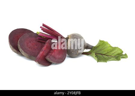 Rohe, ganze und geschnittene rote Rote Bete isoliert auf weißem Hintergrund Stockfoto