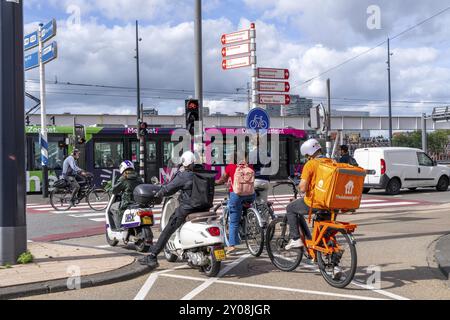 Radfahrer, Mopedfahrer, warten an einer roten Ampel, Feijenoord, vor der Erasmus-Brücke, Rotterdam, Niederlande Stockfoto