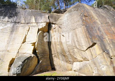 Natürliche Kletterwand aus Sandstein in einem Steinbruch. Natürliche Kletterwand in der Tschechischen Republik Stockfoto