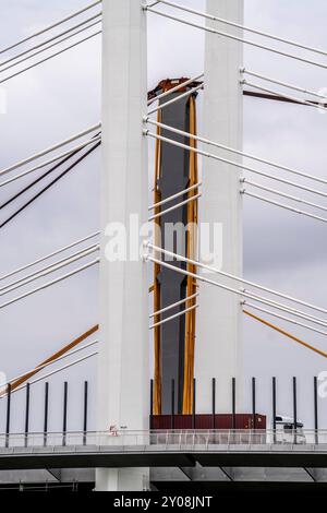 Abbruch der alten A40 Rheinbrücke Neuenkamp, daneben der erste Teil der neuen Autobahnbrücke über den Rhein bei Duisburg, abgetrennte Tragseile, nach dem Rückbau entsteht hier der 2 Teil der neuen Brücke, Duisburg, NRW, Deutschland, Abbruch Brücke Neuenkamp *** Abbruch der alten A40 Rheinbrücke Neuenkamp, daneben wird der erste Teil der neuen Rheinautobrücke bei Duisburg, abgetrennte Hängeleitungen, nach dem Abbau des zweiten Teils der neuen Brücke hier, Duisburg, NRW, Deutschland, Abbruchbrücke Neuenkamp, errichtet Stockfoto