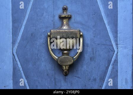 Alter Türklopfer aus Messing an einer blauen Holztür Stockfoto