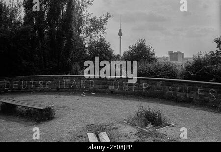 Deutschland, Berlin, 25. Juni 1991, Volkspark Friedrichshain, auf dem Großen Bunkerberg (Mont Klamott), Blick auf den Fernsehturm, Deutschland vor allem els Stockfoto