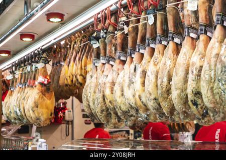 Schinken an einem Marktstand auf dem La Boqueria Markt in Barcelona, Spanien, Europa Stockfoto