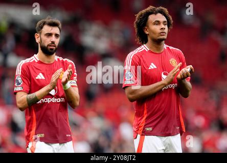 Joshua Zirkzee von Manchester United (rechts) und Teamkollege Bruno Fernandes am Ende des Spielfeldes enttäuschten Fans applaudieren nach dem Premier League-Spiel in Old Trafford, Manchester. Bilddatum: Sonntag, 1. September 2024. Stockfoto