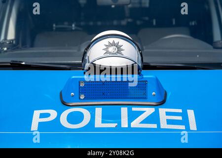 Polizei, Streifenwagen, Einsatzhelm liegt auf der Motorhaube, bei einer Pause, Symbolbild Polizei *** Polizei, Streifenwagen, Helm auf der Haube liegend, während einer Pause, Symbolbild Polizei Stockfoto