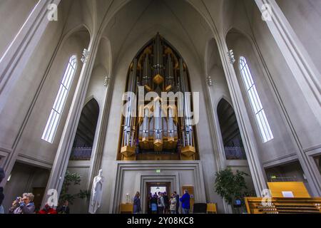 REYKJAVIK, ISLAND, 6. JULI: Innenansicht der Pfeifenorgel und architektonische Gestaltung der Hallgrimskirkja Kirche, Blick auf den Turm am 0. Juli Stockfoto