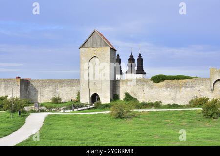 Blick auf die alte Stadtmauer von Visby in gotland in Schweden. Blick auf die alte Stadtmauer bei visby in gotland Stockfoto