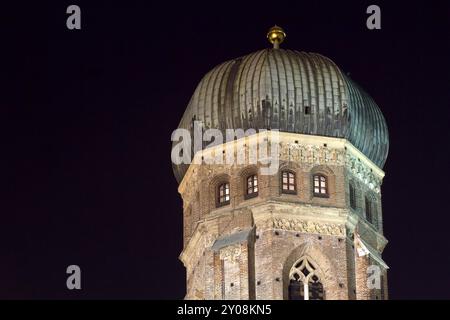 Zwiebelförmige Kuppel der Marienkirche in München bei Nacht Stockfoto