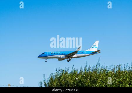 Norwich, Großbritannien - August 30 2024: KLM Royal Dutch Airlines City Hopper-Flug landet von Amsterdam aus am Flughafen Norwich Stockfoto