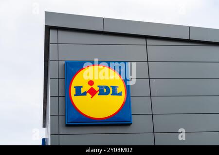 North Walsham, Norfolk, Großbritannien - August 31 2024: Außenschilder des deutschen Supermarktes Lidl Stockfoto