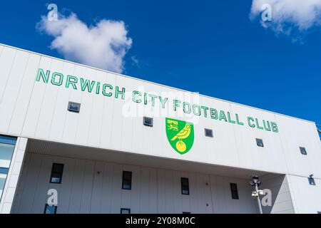 Norwich, Großbritannien - August 30 2024: Vorderseite der britischen Fußballmannschaft Norwich City Stadion mit Vereinslogo und Mannschaftsname Stockfoto