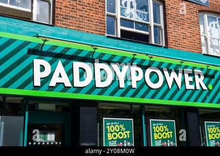 Norwich, Großbritannien – August 30 2024: Beschilderung eines Paddy Power Shops, einer irischen Glücksspielgesellschaft in Großbritannien Stockfoto