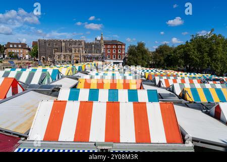 Blick auf die Spitzen der farbenfrohen Marktstände in Norwich Market in landschaftlicher Ausrichtung Stockfoto