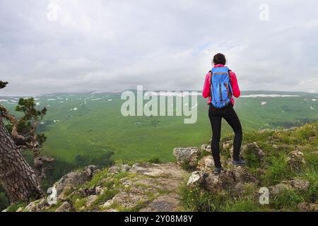 Wanderer mit Rucksack auf einem Berg entspannen und genießen Talblick bei Sonnenaufgang Stockfoto