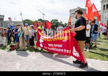 München, Deutschland. September 2024. Hunderte versammelten sich am 1,9.2024, dem 85. Jahrestag der Invasion Deutschlands in Polen und damit des Beginns des Zweiten Weltkriegs, um gegen Aufrüstung und Militarisierung zu protestieren und den Opfern des Nazi-Faschismus bei der von der Münchner Friedensallianz und Verdi organisierten Kundgebung zu gedenken. (Foto: Alexander Pohl/SIPA USA) Credit: SIPA USA/Alamy Live News Stockfoto