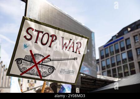 München, Deutschland. September 2024. Tausende versammelten sich am 1. September 2024, dem 85. Jahrestag der Invasion Deutschlands in Polen und damit dem Beginn des Zweiten Weltkriegs, um an der Demonstration teilzunehmen, die von der Verschwörungsideologie München veranstaltet wurde. Nach eigenen Aussagen fordern sie unter anderem ein Ende der Sanktionen gegen Russland, keinen Einsatz von Mittelstreckenraketen und keine Waffenlieferungen. (Foto: Alexander Pohl/SIPA USA) Credit: SIPA USA/Alamy Live News Stockfoto