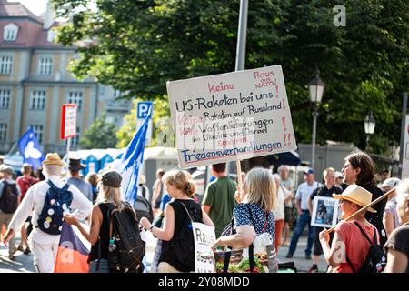 München, Deutschland. September 2024. Tausende versammelten sich am 1. September 2024, dem 85. Jahrestag der Invasion Deutschlands in Polen und damit dem Beginn des Zweiten Weltkriegs, um an der Demonstration teilzunehmen, die von der Verschwörungsideologie München veranstaltet wurde. Nach eigenen Aussagen fordern sie unter anderem ein Ende der Sanktionen gegen Russland, keinen Einsatz von Mittelstreckenraketen und keine Waffenlieferungen. (Foto: Alexander Pohl/SIPA USA) Credit: SIPA USA/Alamy Live News Stockfoto