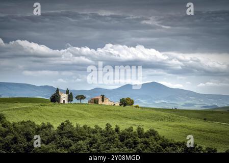 Kapelle von Vitaleta auf dem Kamm eines Hügels im Val d'Orcia in der Nähe von San Quiricio Stockfoto