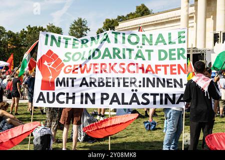 München, Deutschland. September 2024. Hunderte versammelten sich am 1,9.2024, dem 85. Jahrestag der Invasion Deutschlands in Polen und damit des Beginns des Zweiten Weltkriegs, um gegen Aufrüstung und Militarisierung zu protestieren und den Opfern des Nazi-Faschismus bei der von der Münchner Friedensallianz und Verdi organisierten Kundgebung zu gedenken. (Foto: Alexander Pohl/SIPA USA) Credit: SIPA USA/Alamy Live News Stockfoto