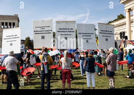 München, Deutschland. September 2024. Hunderte versammelten sich am 1,9.2024, dem 85. Jahrestag der Invasion Deutschlands in Polen und damit des Beginns des Zweiten Weltkriegs, um gegen Aufrüstung und Militarisierung zu protestieren und den Opfern des Nazi-Faschismus bei der von der Münchner Friedensallianz und Verdi organisierten Kundgebung zu gedenken. (Foto: Alexander Pohl/SIPA USA) Credit: SIPA USA/Alamy Live News Stockfoto